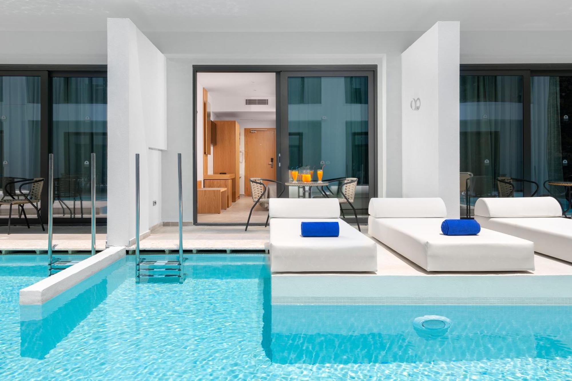 Deluxe Double Room Shared Pool & Inland View